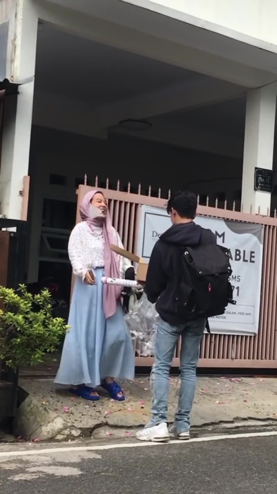 Yang lewat : " aku hanyalah figuran di dunia ini 😌 "
