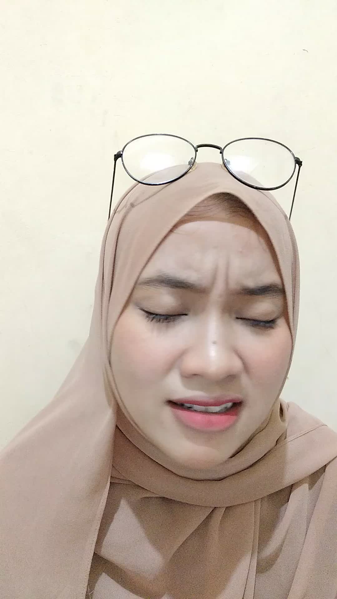 Nama : Rizqi khairunnisa (nisa), Usia: 22 tahun, TTL : Jakarta, 09 mei 1998, Domisili : Ciampea bogor, Hobi : Bernyanyi, henna, makeup