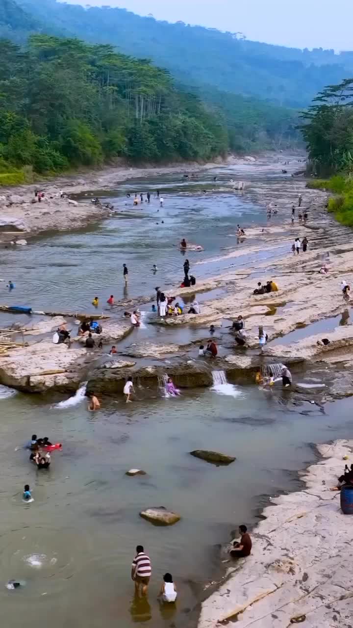 Salah satu daya tarik Sungai Cipamangkis adalah lokasinya. Membelah persawahan dan memiliki dasar sungai batu.