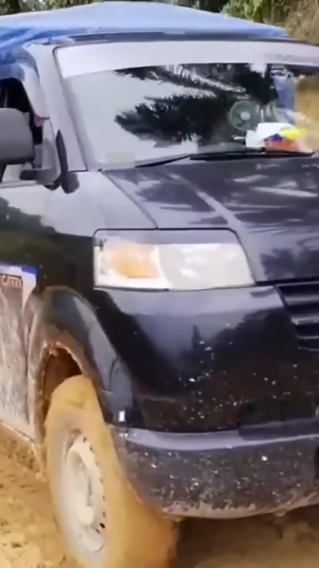 Mobil muatan full melewati tanjakan yang sangat licin