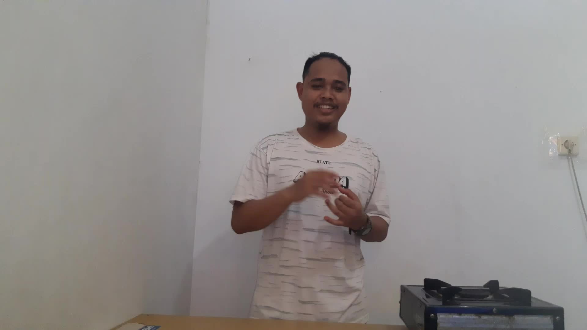   halo...  perkenalkan NAMA: IWAN. UMUR: 23 TAHUN. ALAMAT: TARAKAN.  MASAKAN: Chicken kungpau with nasi uduk. #onlineauditionmci9. 