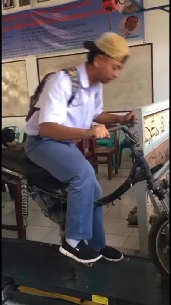 Makanya Sekolah Aja Yang Bener