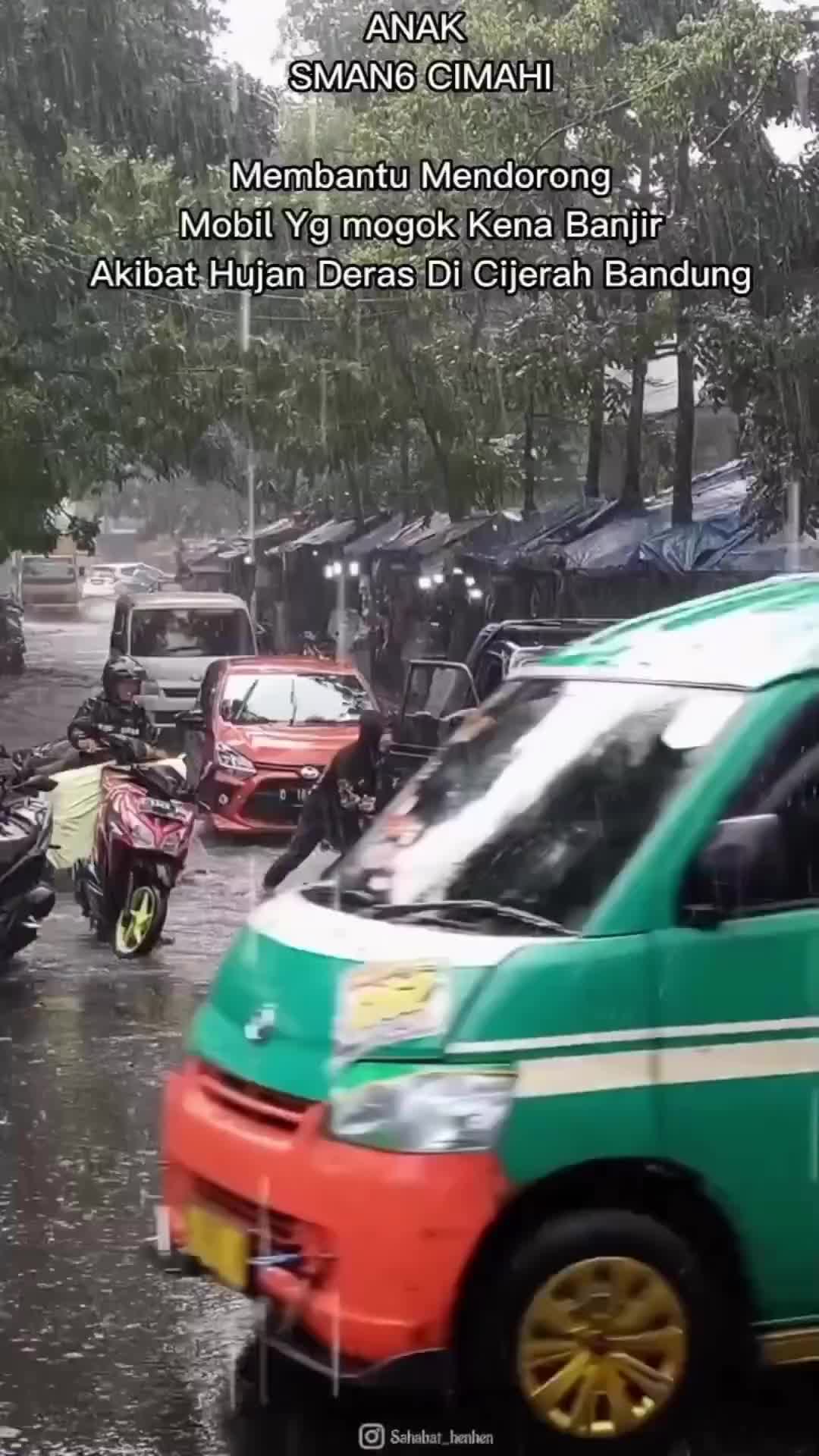 Sejumlah pelajar SMAN 6 Cimahi rela hujan-hujanan mendorong mobil kap yang mogok karena banjir. Terima kasih orang baik
