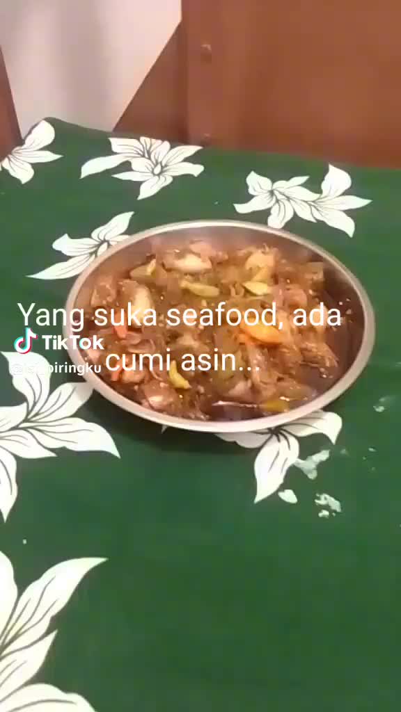 Permisi mau jual ini cumi asin yummy Rp 45.000 saja per 300gr DM ya untuk order