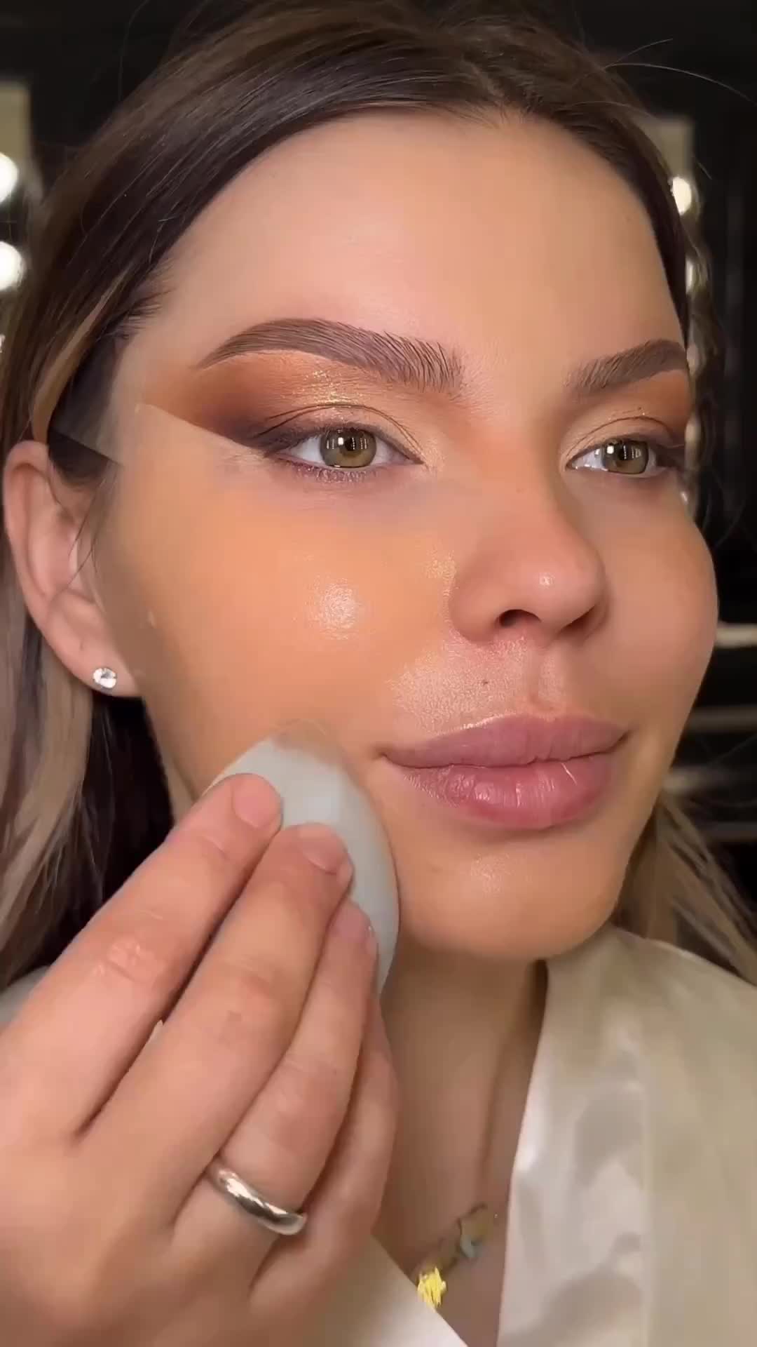 Inspirasi make up simple untuk acara formal😍