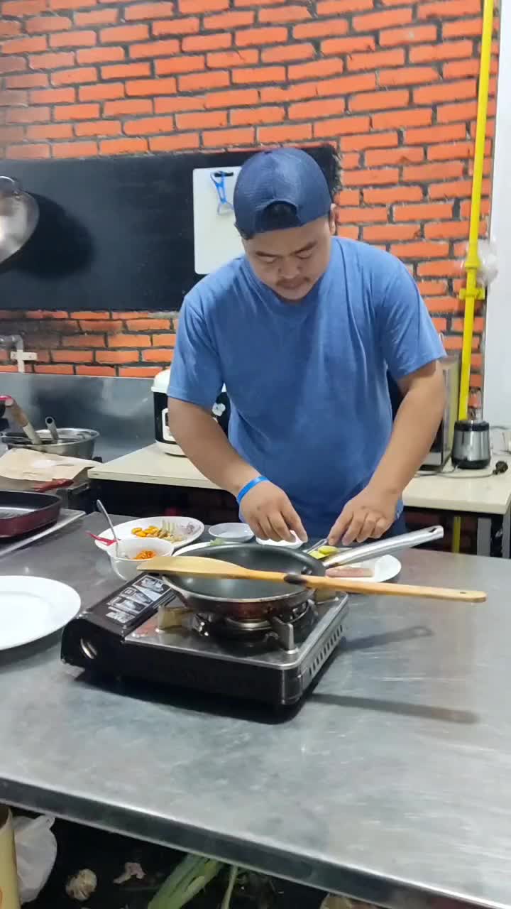 Daging Tuna Bakar Dengan Perpaduan Sambal Bumbu Tinorangsak Dari Manado "Tuna Bakar Saos Tinorangsak" 