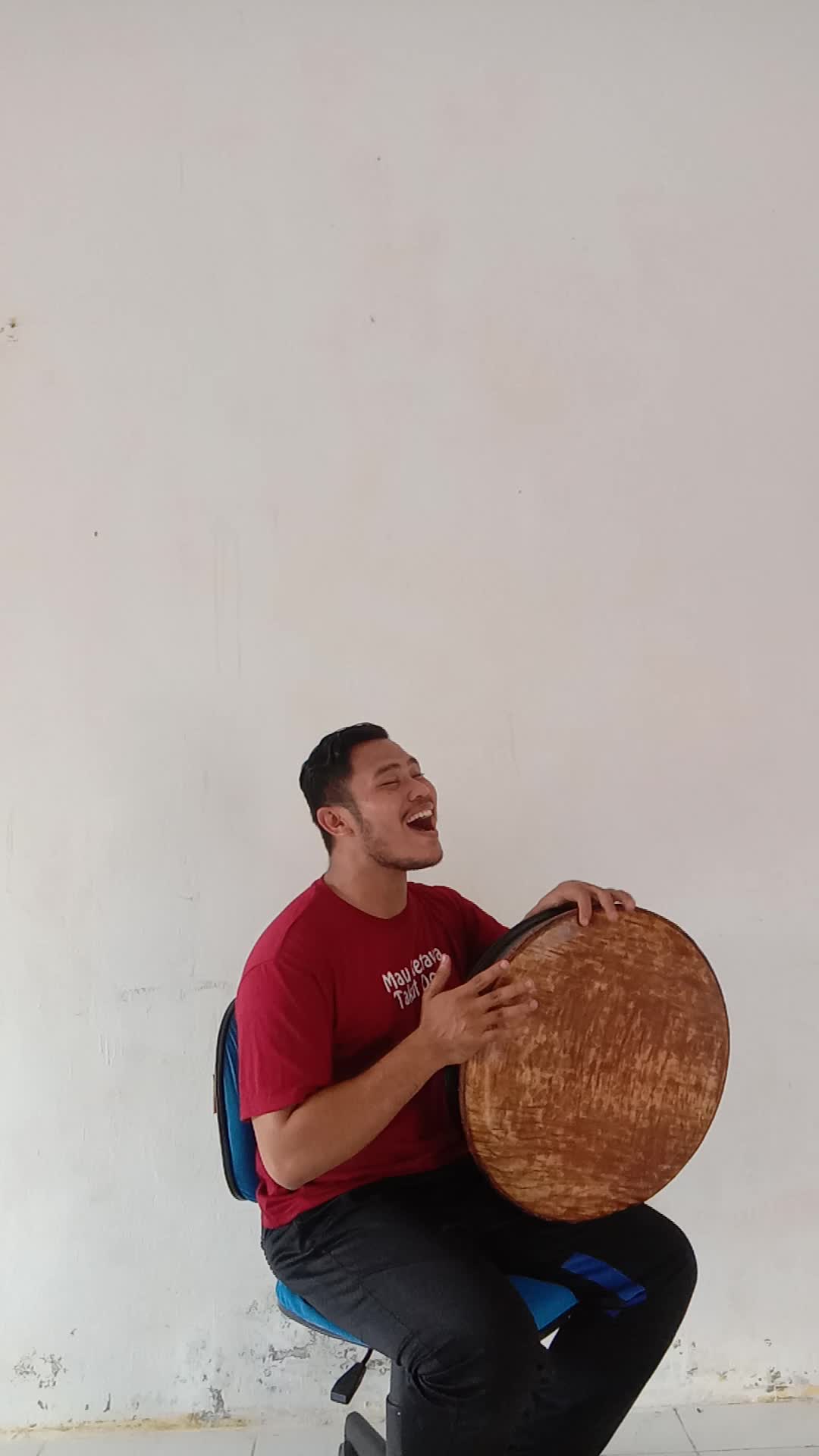 Saya Said Dari Aceh. Saya mahasiswa akhir yang di kucilkan. Saya aktif di bidang Tari. Puisi. silat. musik. nyanyi. WA 082277575384