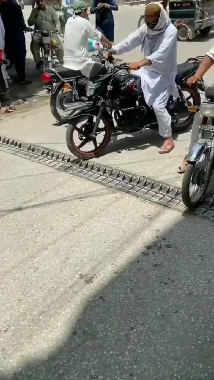 Selama Masih Ada Celah, Disitu Kita Lewat