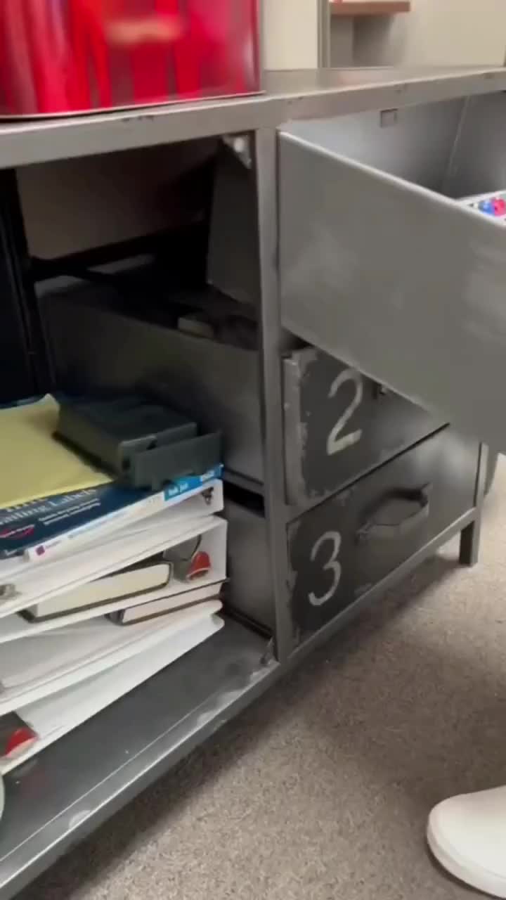 Abu kalo lagi di kantor