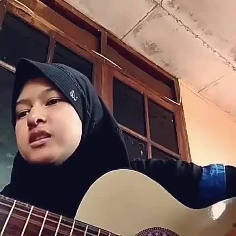 assalamualaikum , maaf baru coba , hasilnya ngga terlalu bagus , judul lagu ketika cinta bertasbih Melly Goeslow