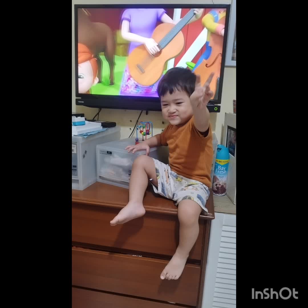 cucuku senang bersenandung...