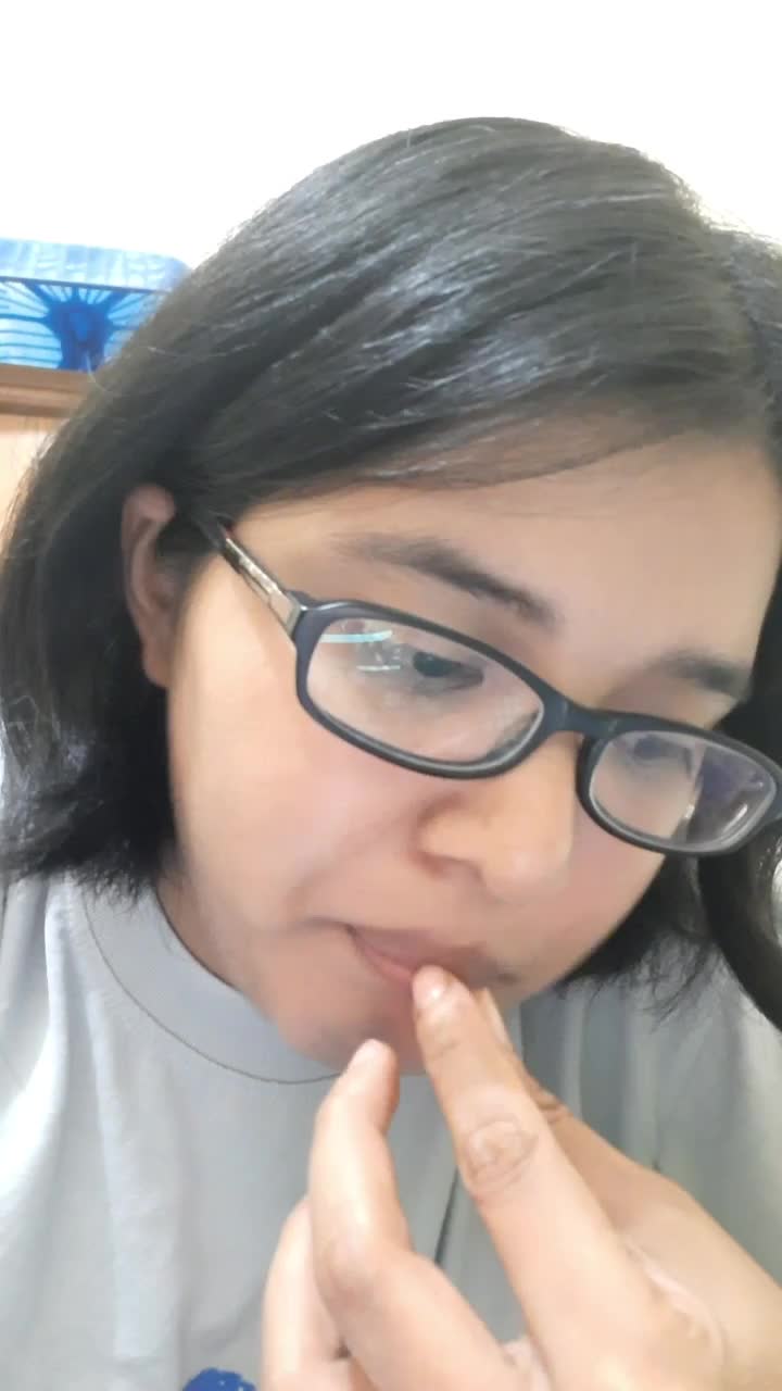 orang lagi menjelaskan gak mau putus, dia sibuk makan pulak. alamakkkkk