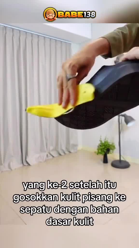 Cara membersihkan sepatu kulit dengan kulit pisang
