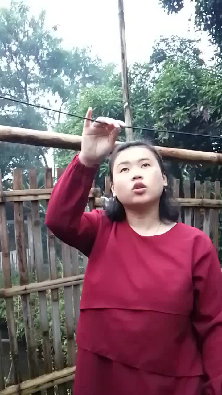 bedah rumah lagi, tempat jemuran nya pake bambu dan tali sama kaya punya aku 