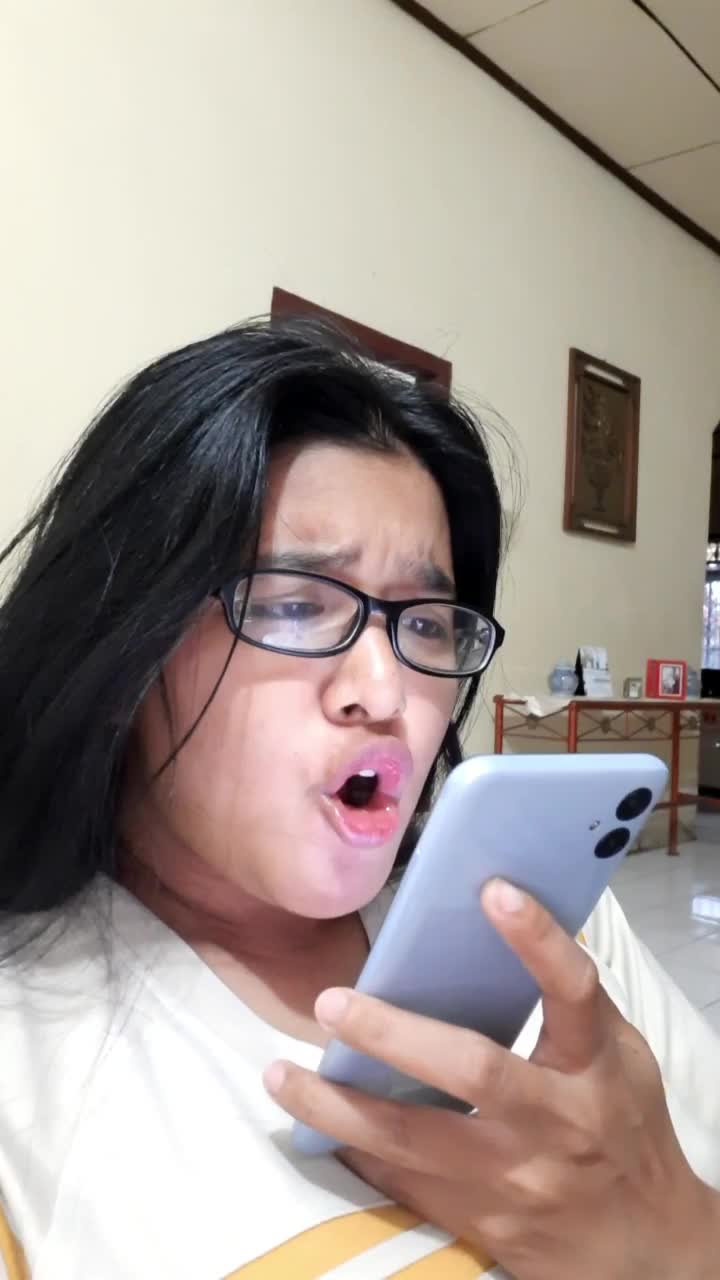 mata ga usa di melotot2in, bibir gausa dimonyong2in 🤣