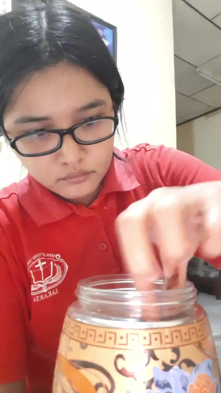 mentang2 gw cuma tukang susun kue, gw gak dianggap. padahal gw yg cium kening dia biar dia ga jadi pangeran kodok lagi😑