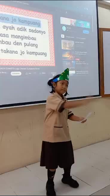Dirigen cilik serius nahan senyum dan ketawa krn ada yg semangat banget nyanyinya sampai berteriak:)