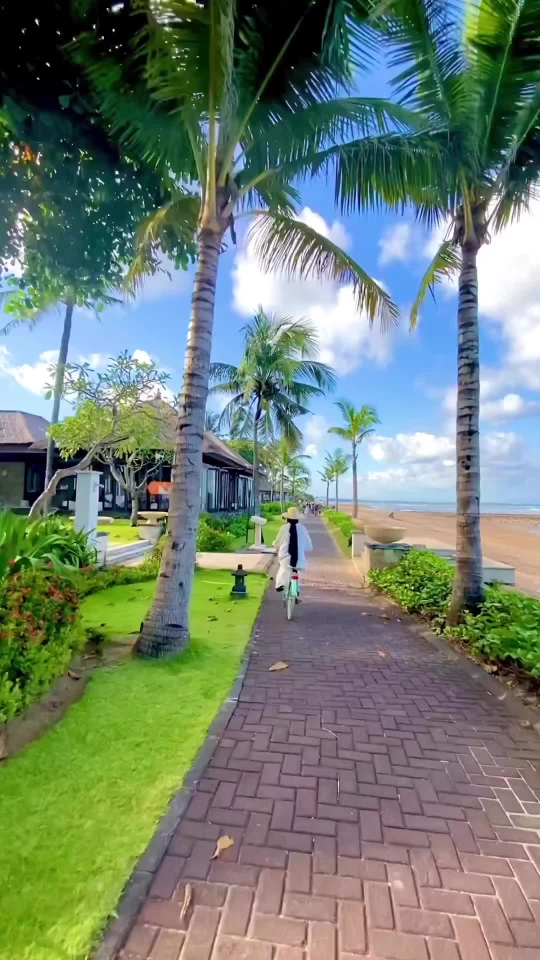Relaxing activity you can do while in Bali 🌴 Do you ever take yourself cycling/running through the beach? 🚴🏽‍♀️ 