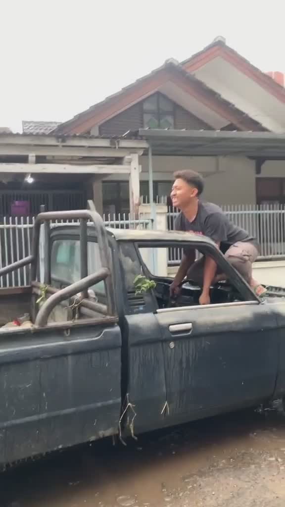 POV mobil antik disopirin sopir antik juga.