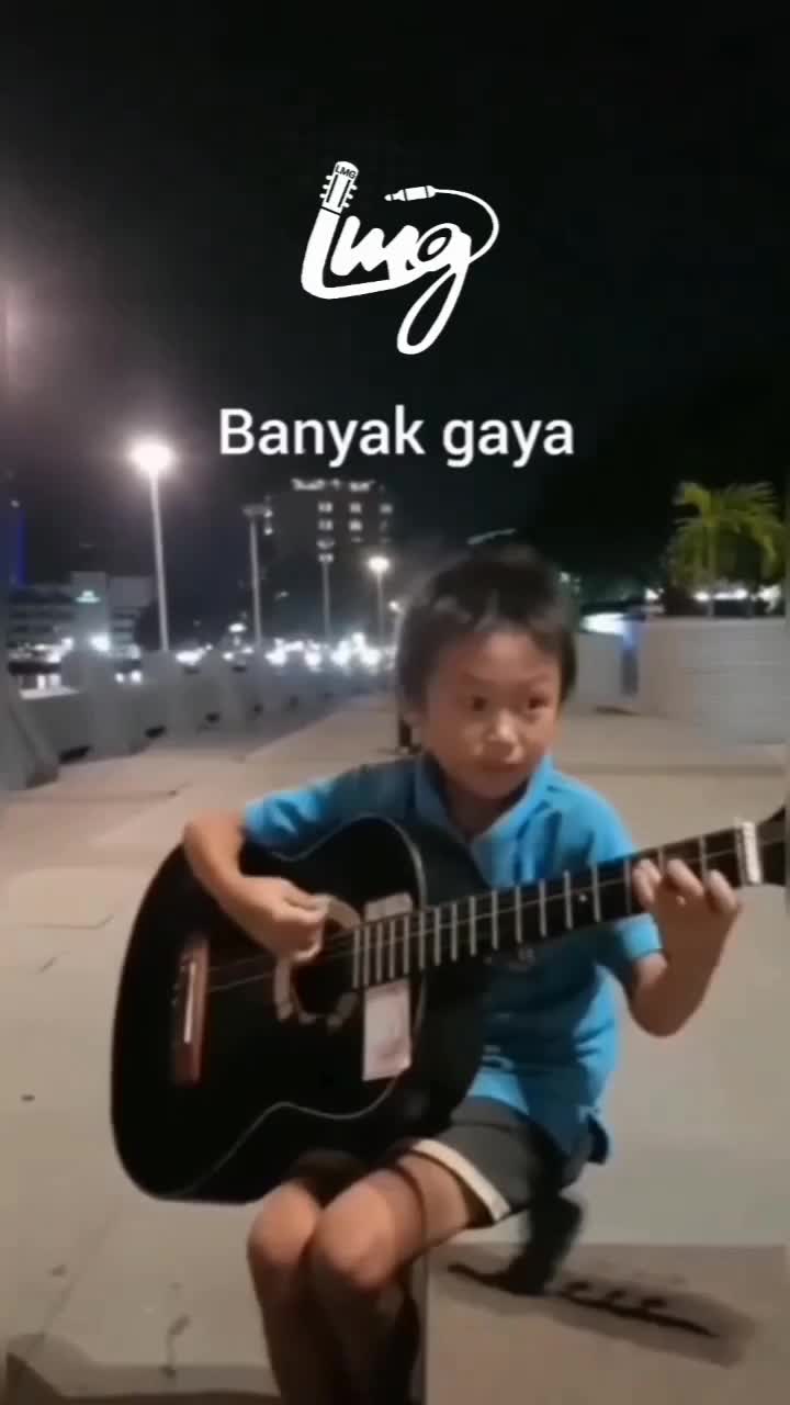 Enau - Negara Lucu. si adek belom ngerti makna lagu ini kayaknya 