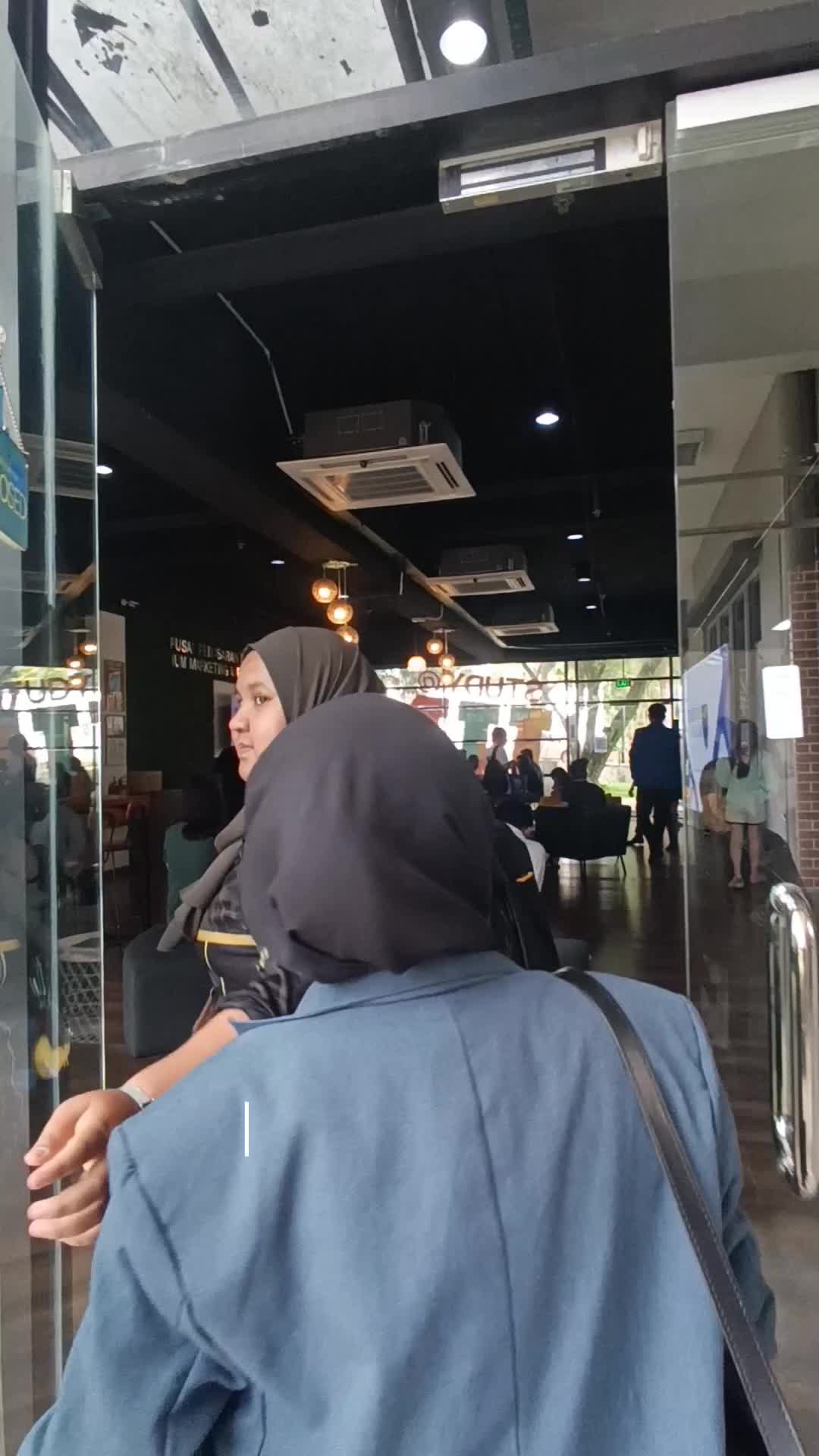 Tonton petualangan saya di Malaysia! Jelajahi keindahan Kuala Lumpur dan nikmati makanan lezat di pasar malam,di vlog saya yang seru ini! 