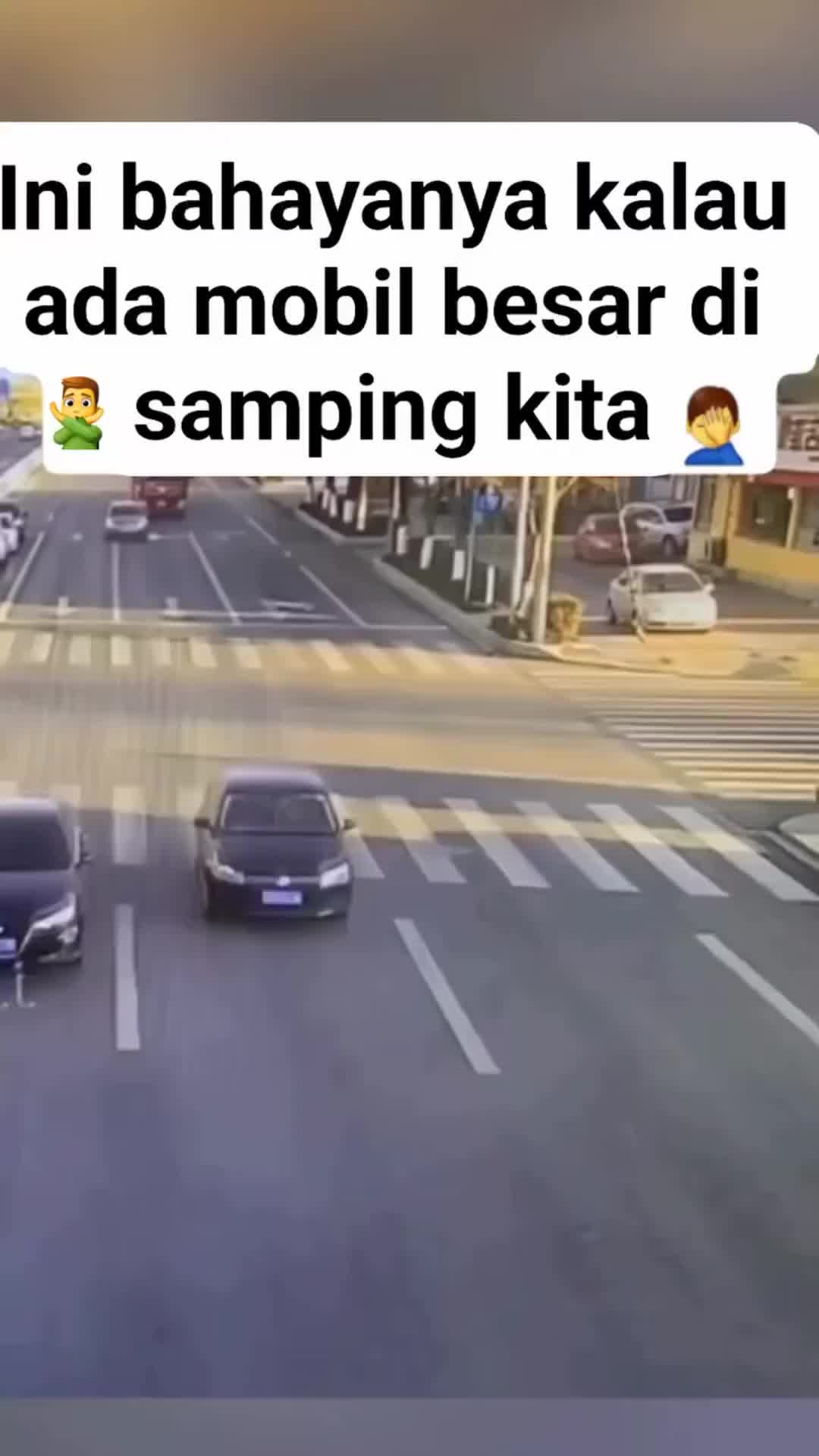 bahayanya ada mobil besar disamping