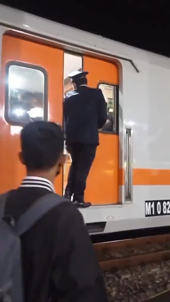 Pawang Keretanya Ketinggalan