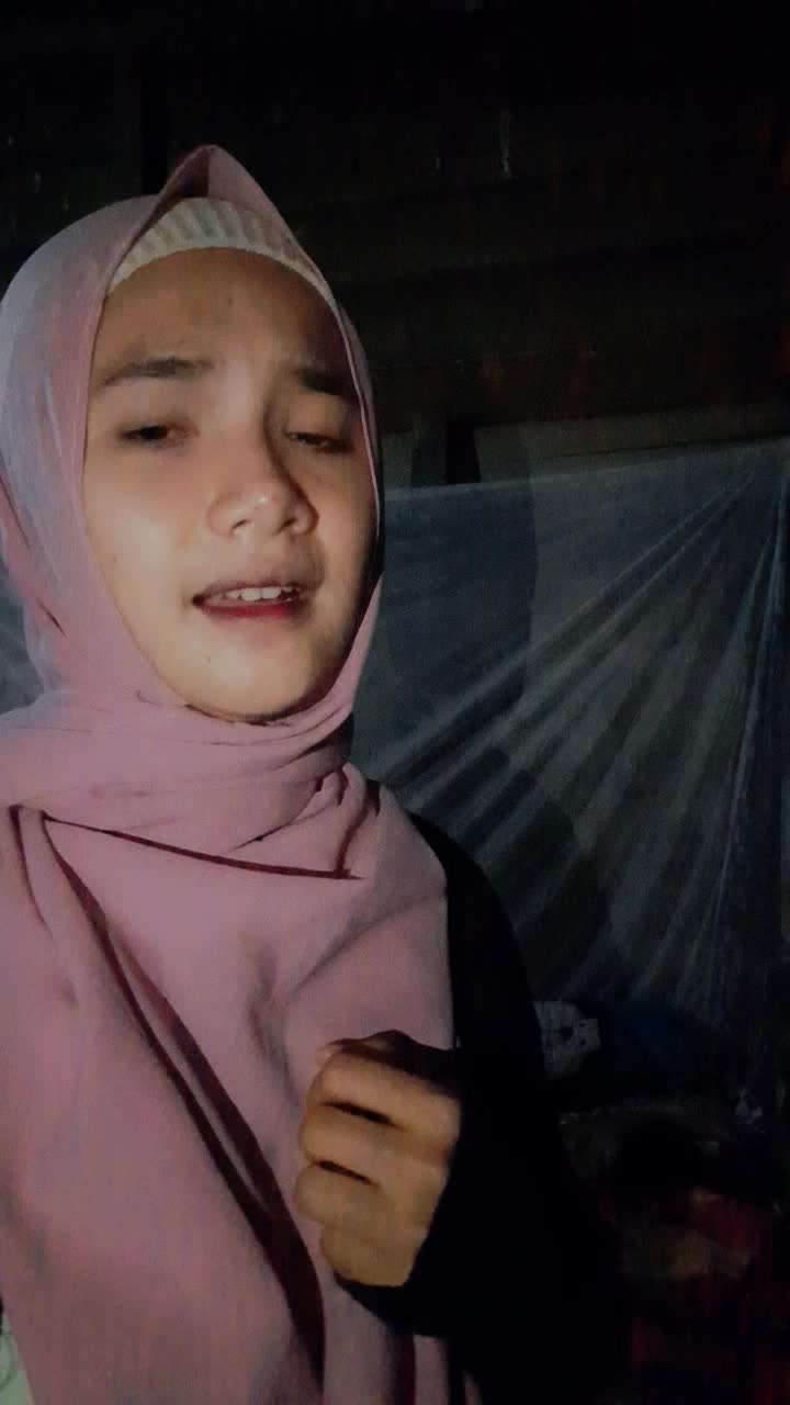hallo nama saya Maya, berusia 23 tahun, hoby saya menyanyi, alasan saya mengikuti audisi risingstar 