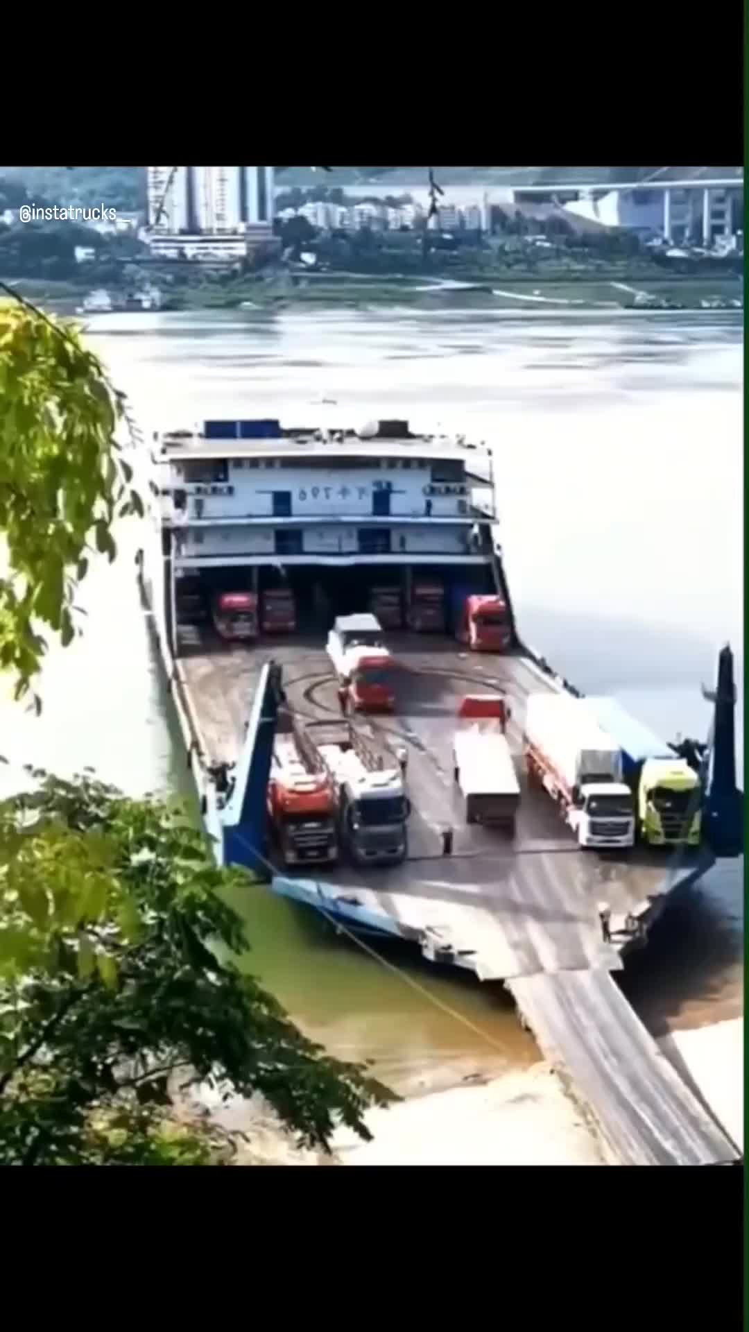 cara memarkirkan truck di ferry
