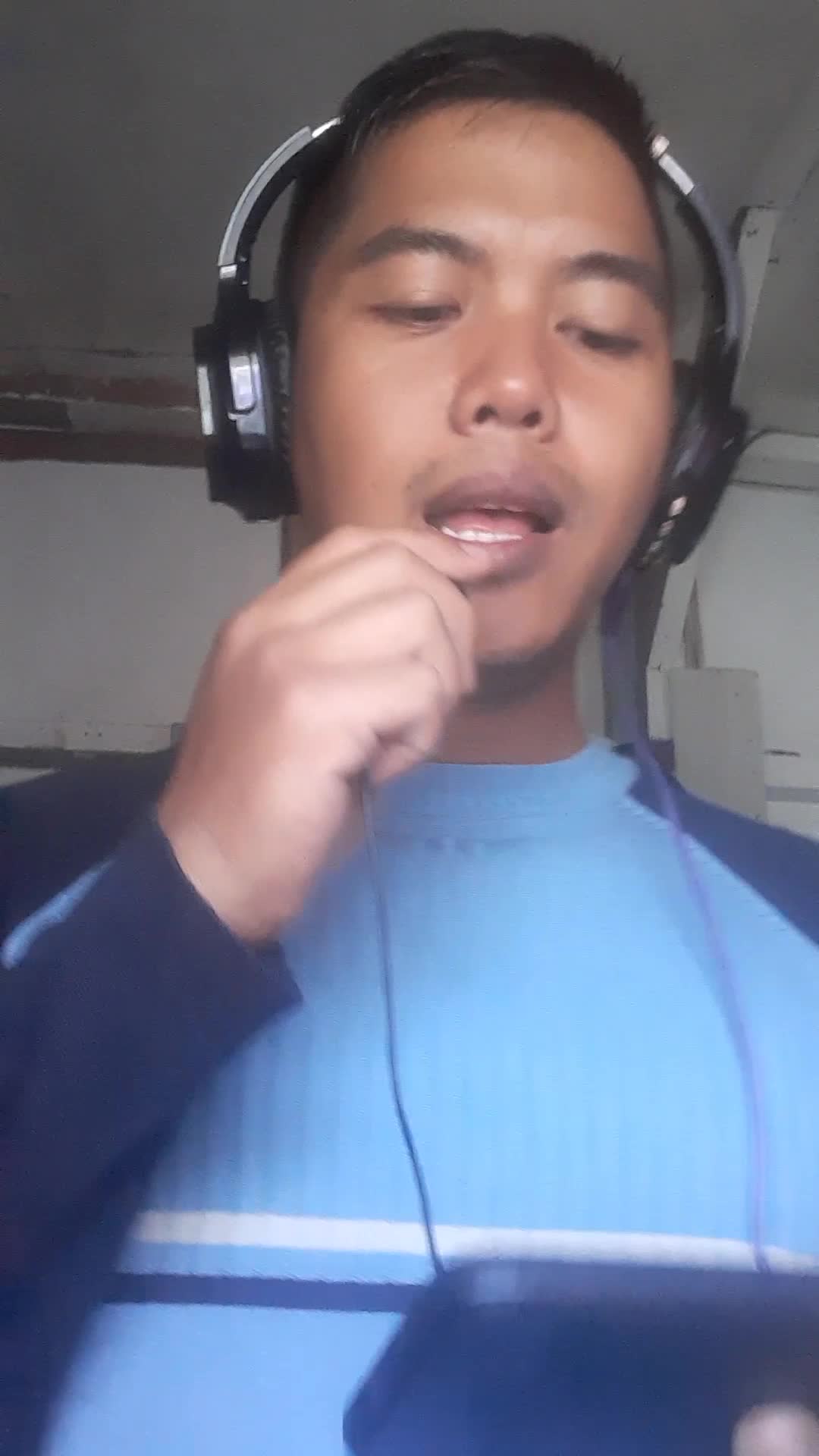 Payung teduh untuk wanita dalam pelukan