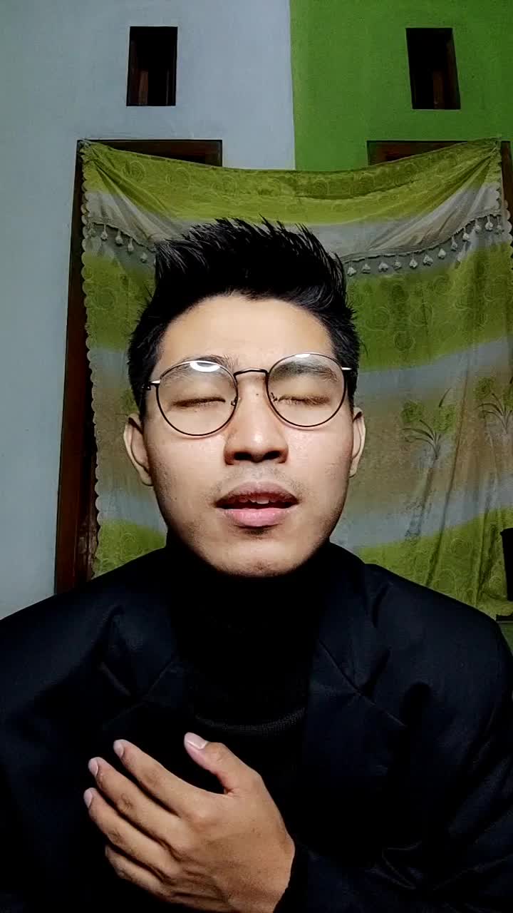 nama : iqbal ibnu sani, berusia 22 tahun asal dari kota probolinggo provinsi jawa timur, pop religi (tombo ati)