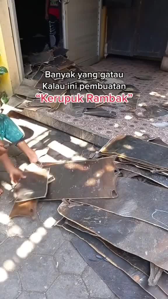 Begini Proses Pembuatan Kerupuk Rambak