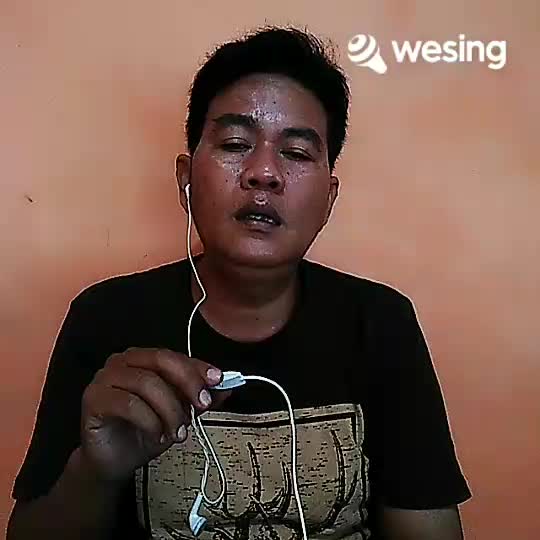 jangan ditonton videonya !!! tapi dengarkan suara emasnya... cover lagu separuh aku (noah)