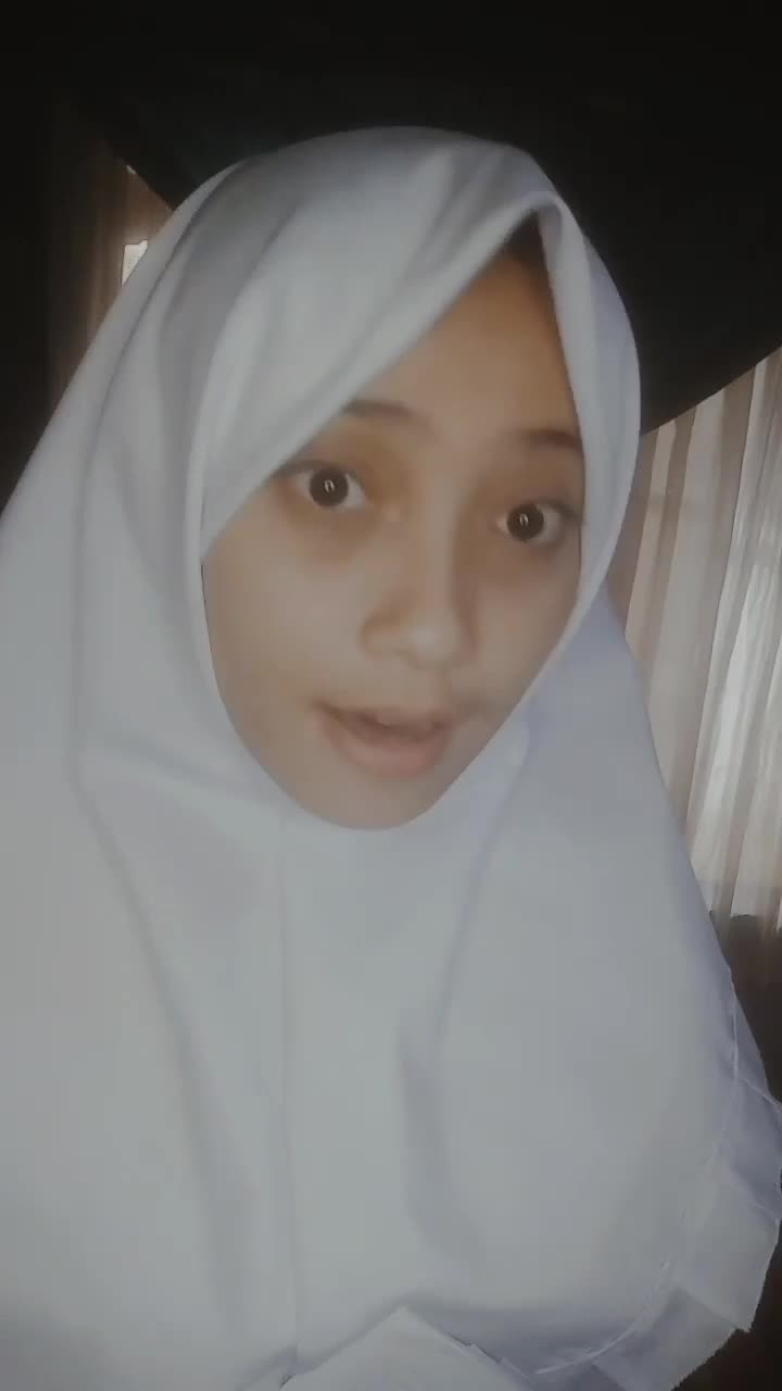 bismilah,asalamualaikum,nama:sulis,umur:16,saya benyanyikan lagu yatoibah dan kebesaranmu,asal saya dari bandung