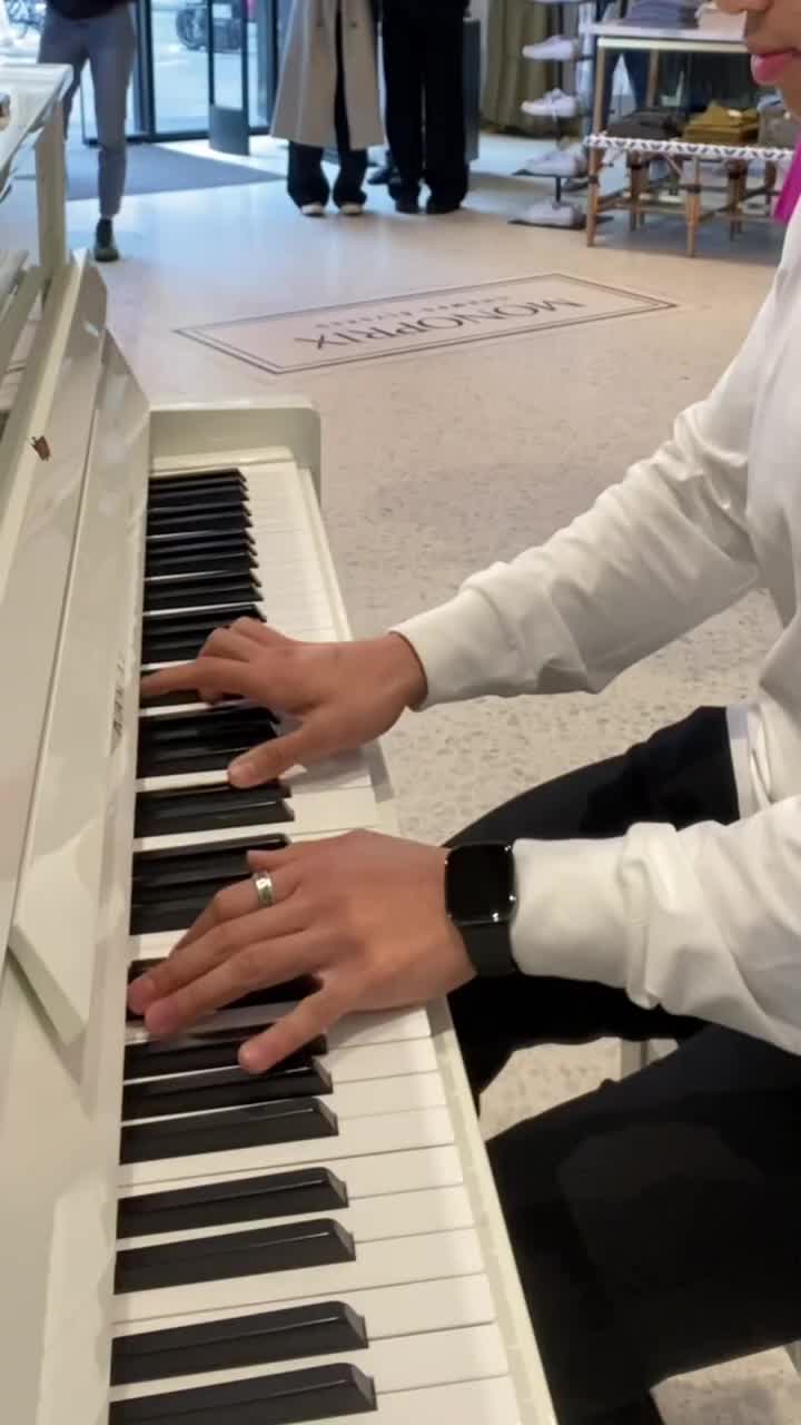pianist menarik perhatian