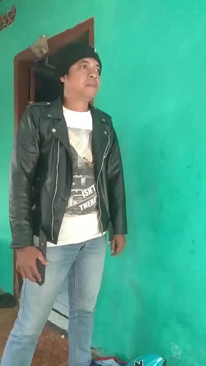 pergi dari hadapan sayaaaa,,,ngga becus ..... ngomel dulu kita