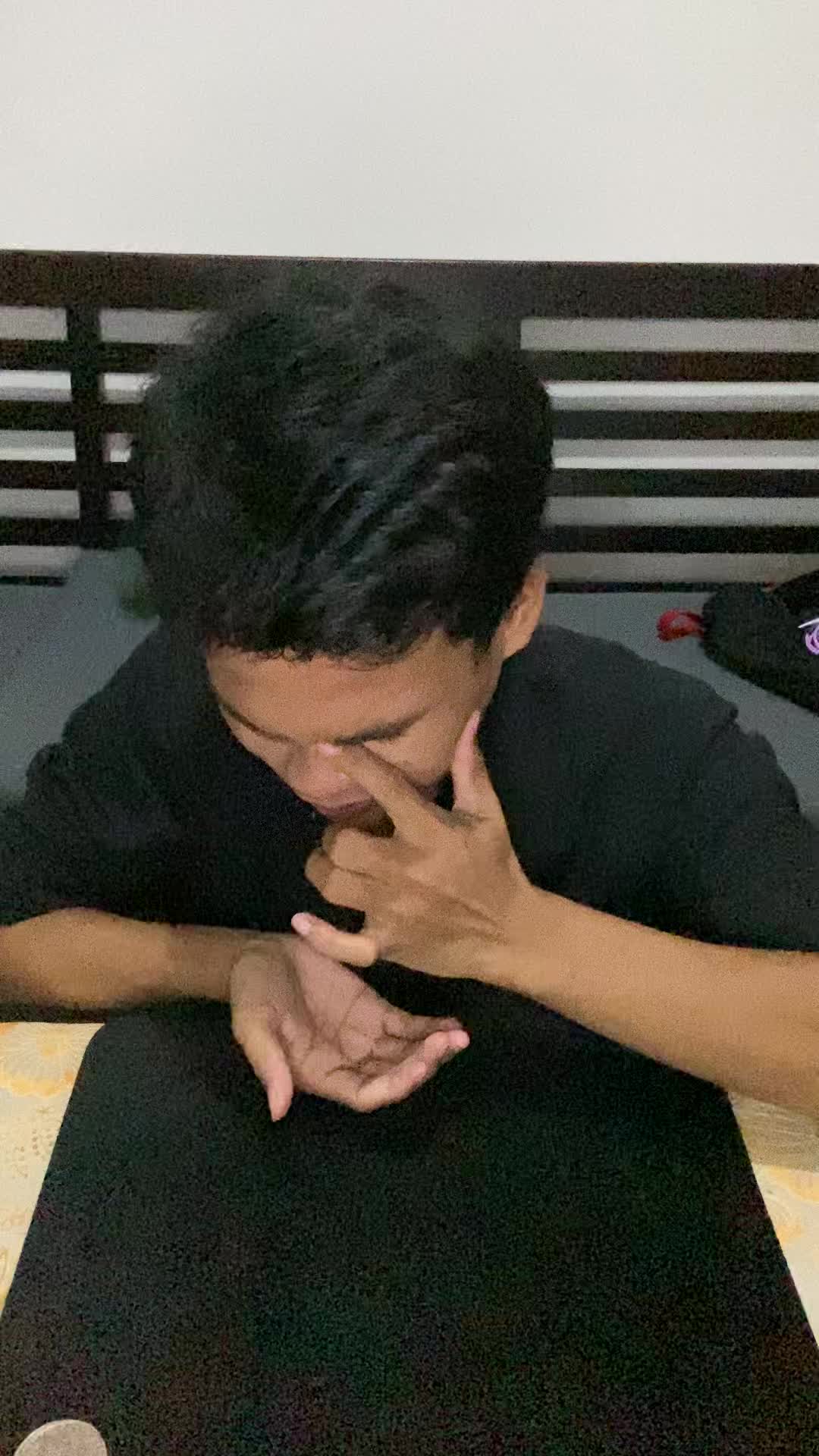 Memasukan uang koin ke dalam hidung