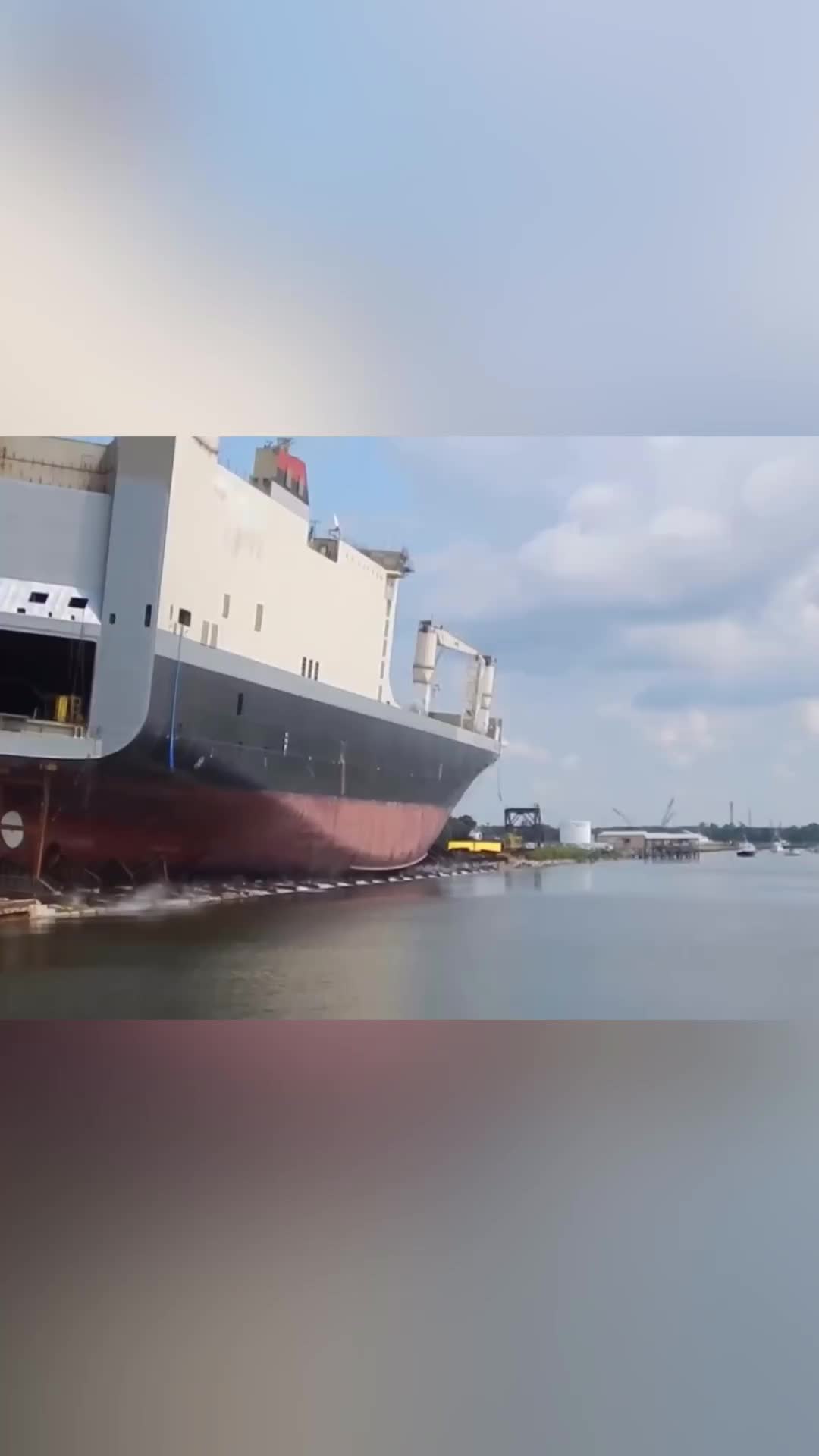 kapal yang meluncur ke perairan Dari daratan