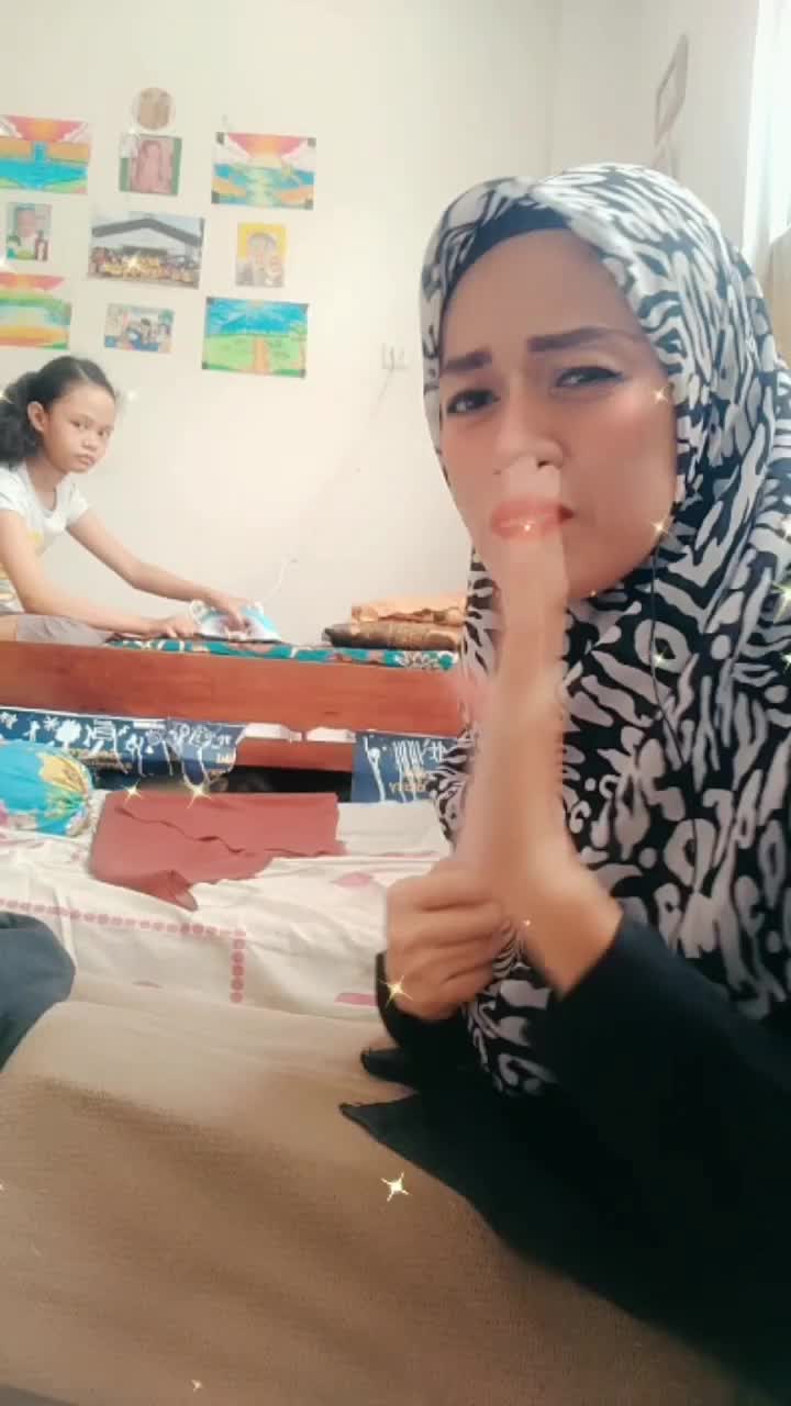ganggu yang lagi nyetrika ....Bantu Vote ,like ,komen ,share dan follow yaa
