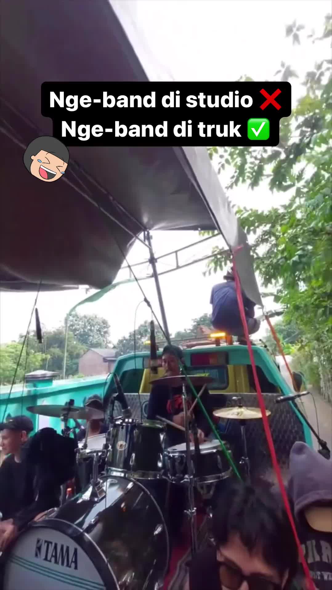 ASIK BANGET!! 🔥😆 Bukan penonton yang samperin panggung, tapi PANGGUNG YANG SAMPERIN PENONTON!! 🤣
