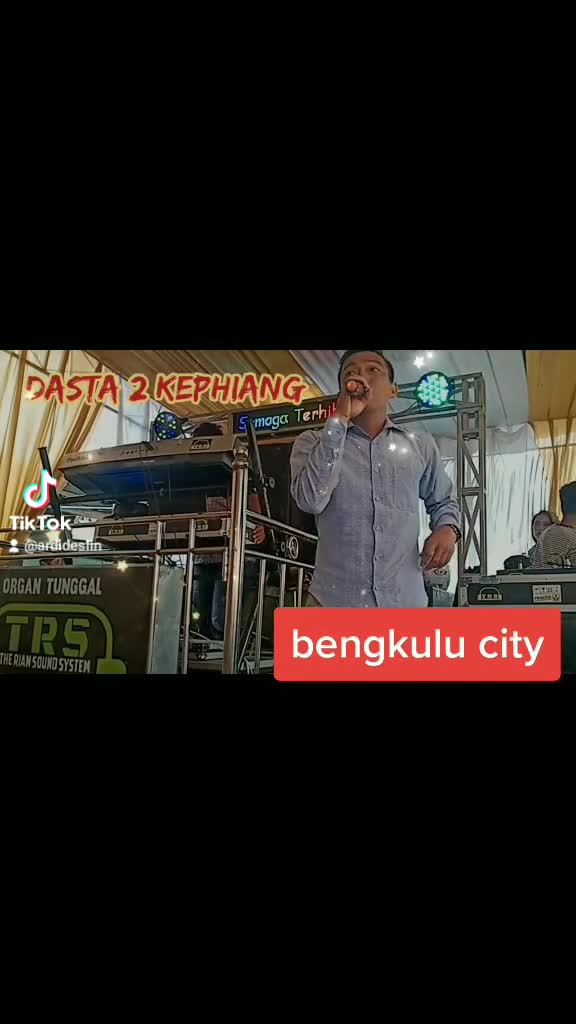 ardi deslin (nama panggung)..lintang 4 lawang 31 tahun kuli banguanan ingin jadi penyanyi dan baghagiakan keluarga .judul lagu sahabat