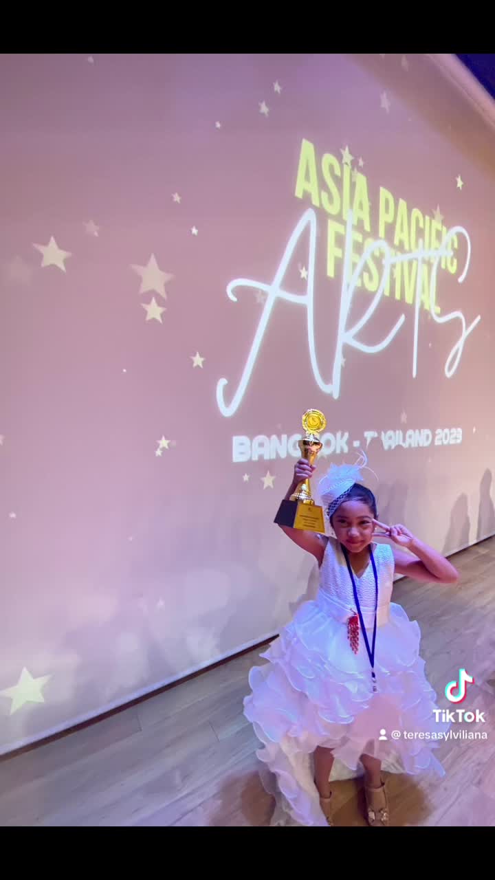 Untukmu Indonesiaku: Teresa (8th) peraih golden award di kids vocal competition, international asia pasific arts si Bangkok, Thailand