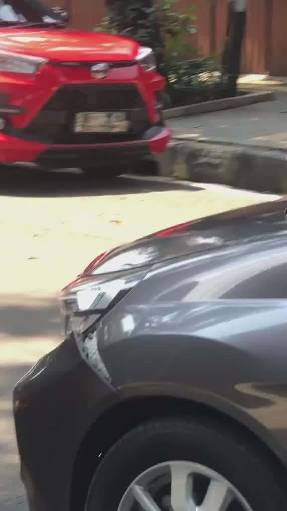 Ga abis fikri, yang nabrak siapa yang penyok siapa!
