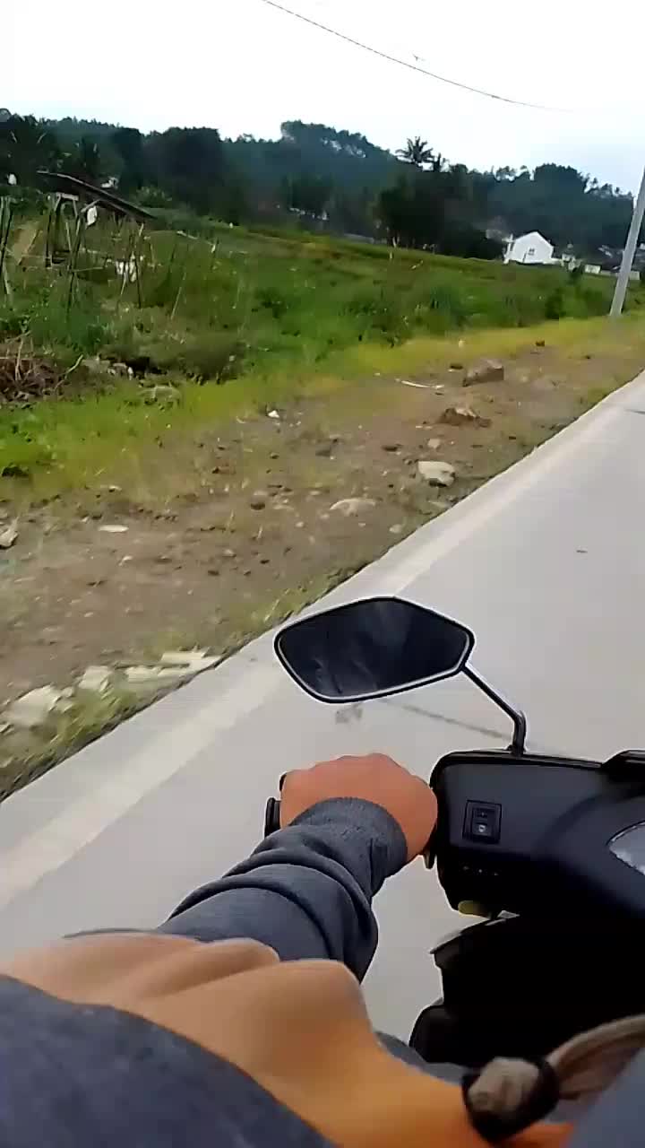 ngabuburit berburu takjil di jalan baru Leles