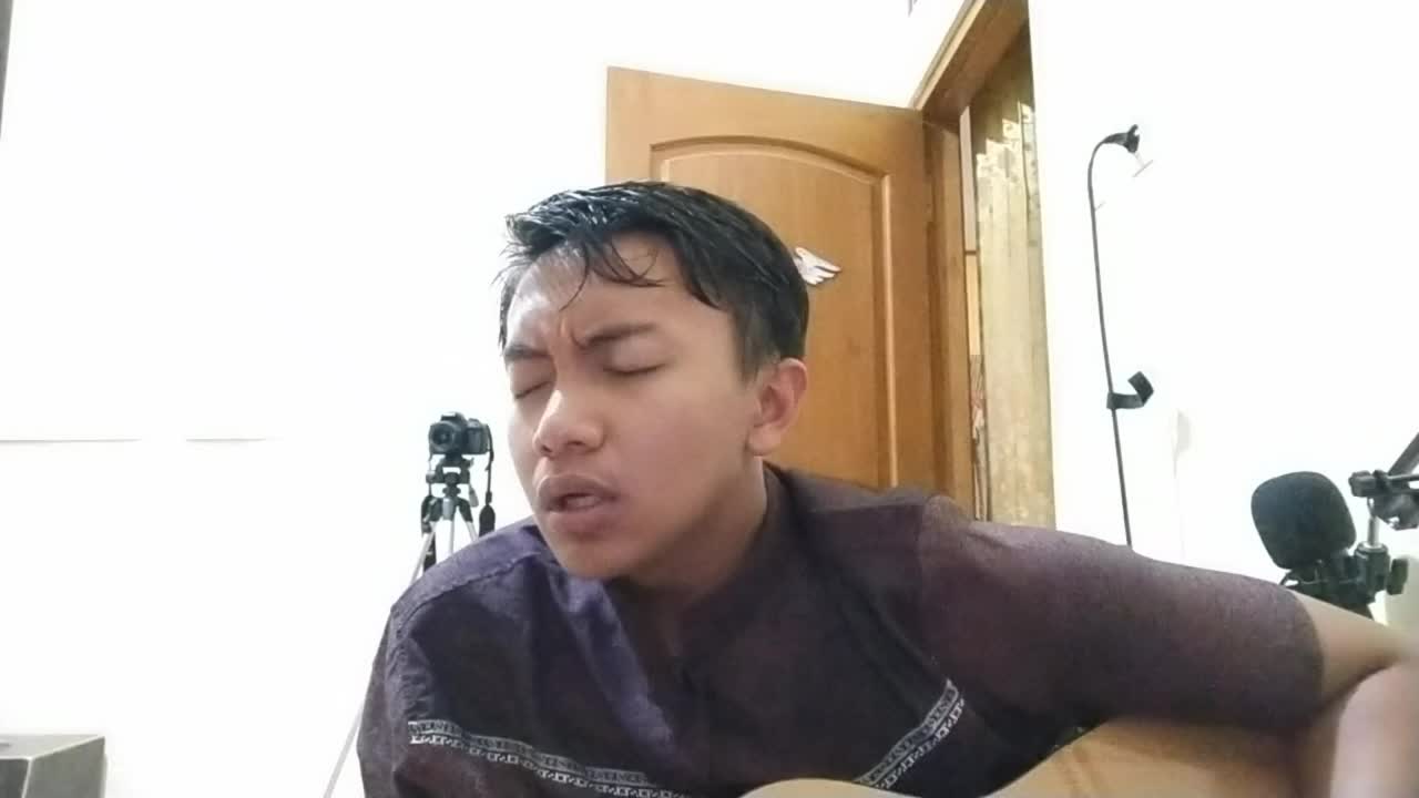 Nama: Muhammad Hamdy Khadzamy Al-haidhar. Usia :18. Profesi : Mahasiswa Hobi :bernyanyi. Motivasi : ingin mencapai cita cita