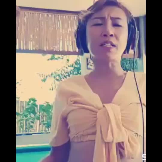 singing with expresi Ini video lama it lah tau Ada audtion ini why not ak post donk ya bismillah aja.dukung ak ya guys Like N Vote 🙏🏻😘