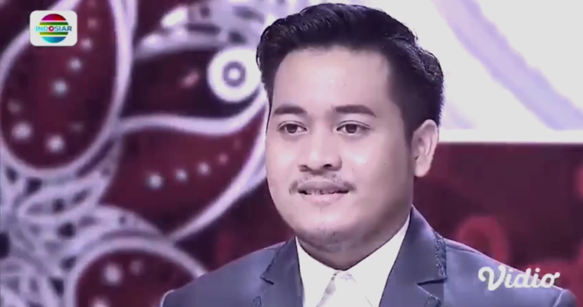Nama : Angga Adyatma
Asal : Kota Tangerang 
Lagu : Kehilangan 
Rissing Star Dangdut Indonesia