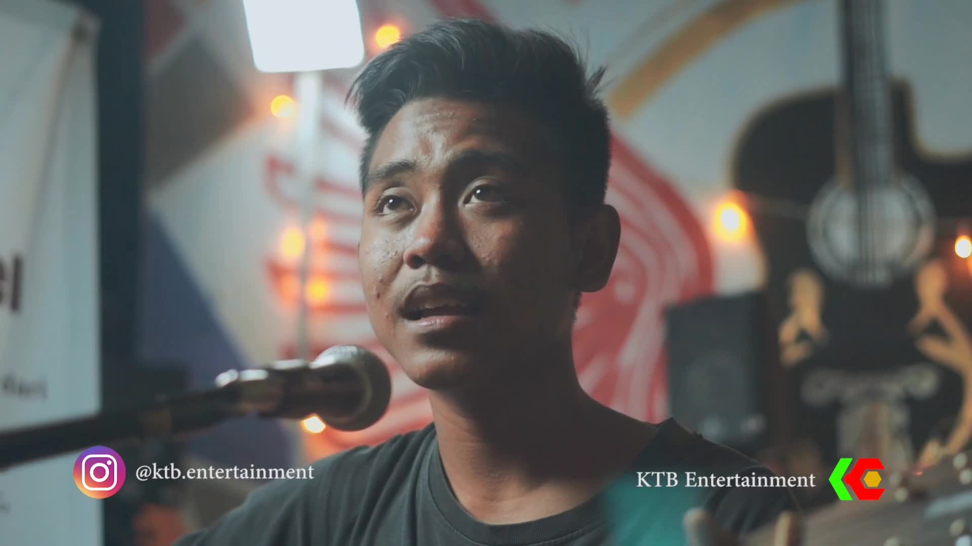 lagu Tanpa Batas Waktu ini mengingatkan saya pada seseorang yang selalu memberikan semangat kepada saya, walau kita jauh tapi doanya dekat 