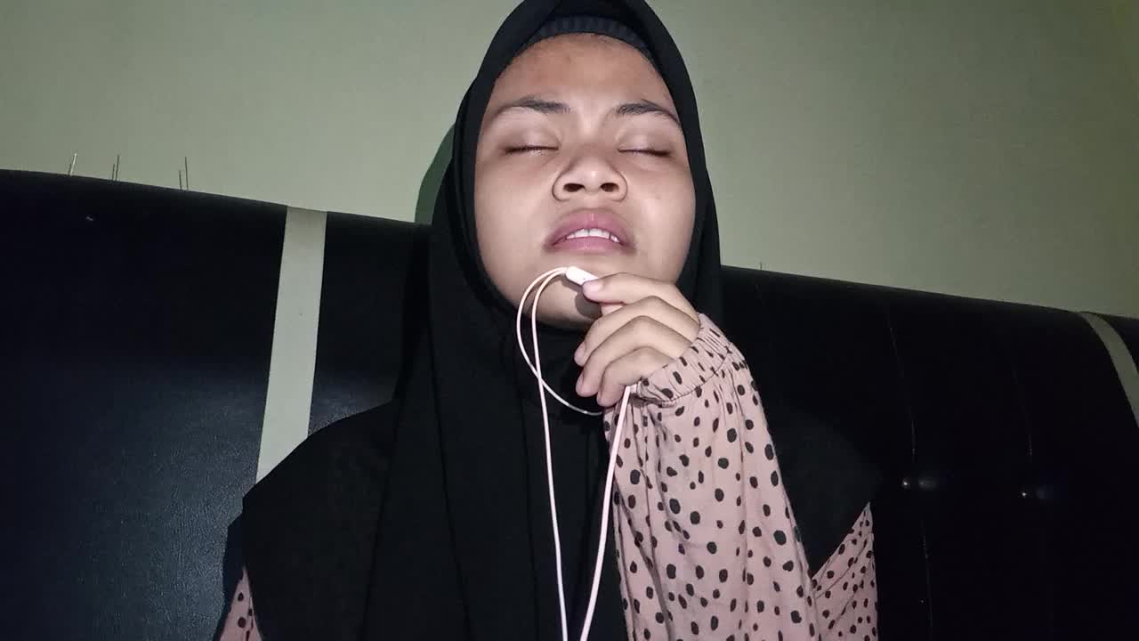 bismillah assalamualaikum.. perkenalkan nama saya nadia marjani asal Cicalengka Bandung umur 19thn.. mohon dukungannya.. lahaulaa.