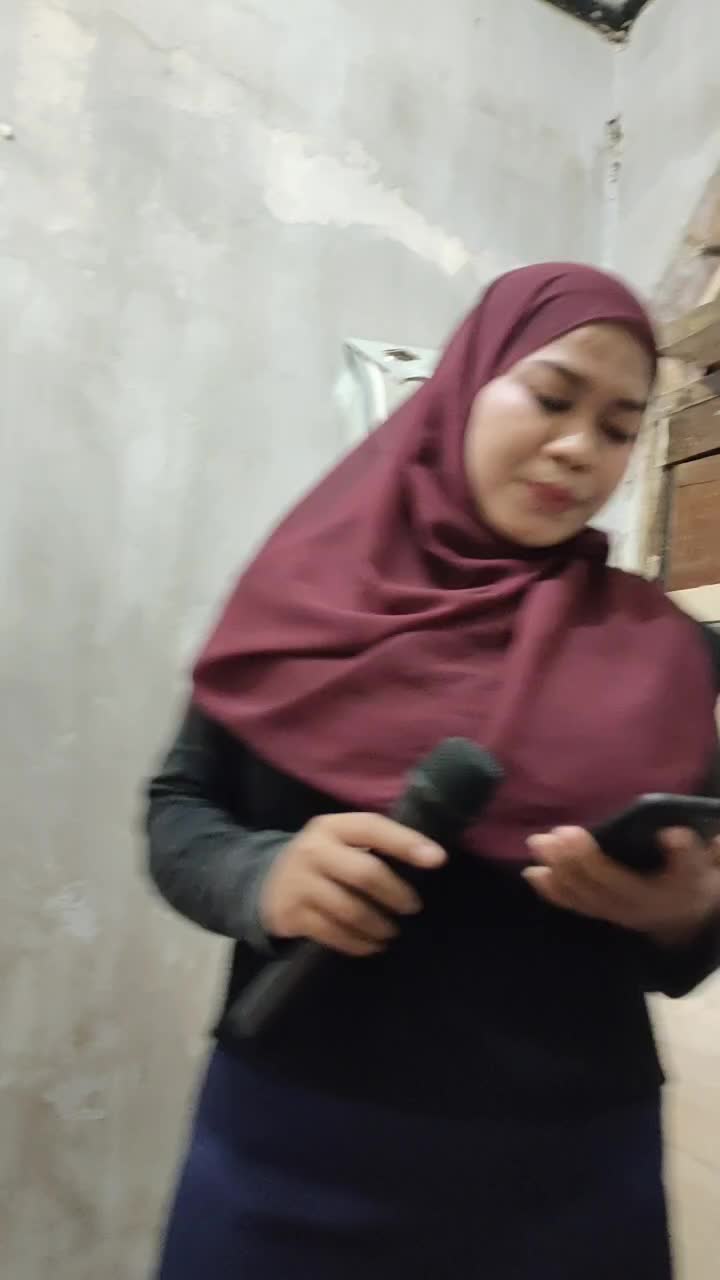 assalmualikum .. perkenalkan nama saya casini saya berasal dari teluknaga tangerang usia saya 25 tahun lagu pertama syaikhona